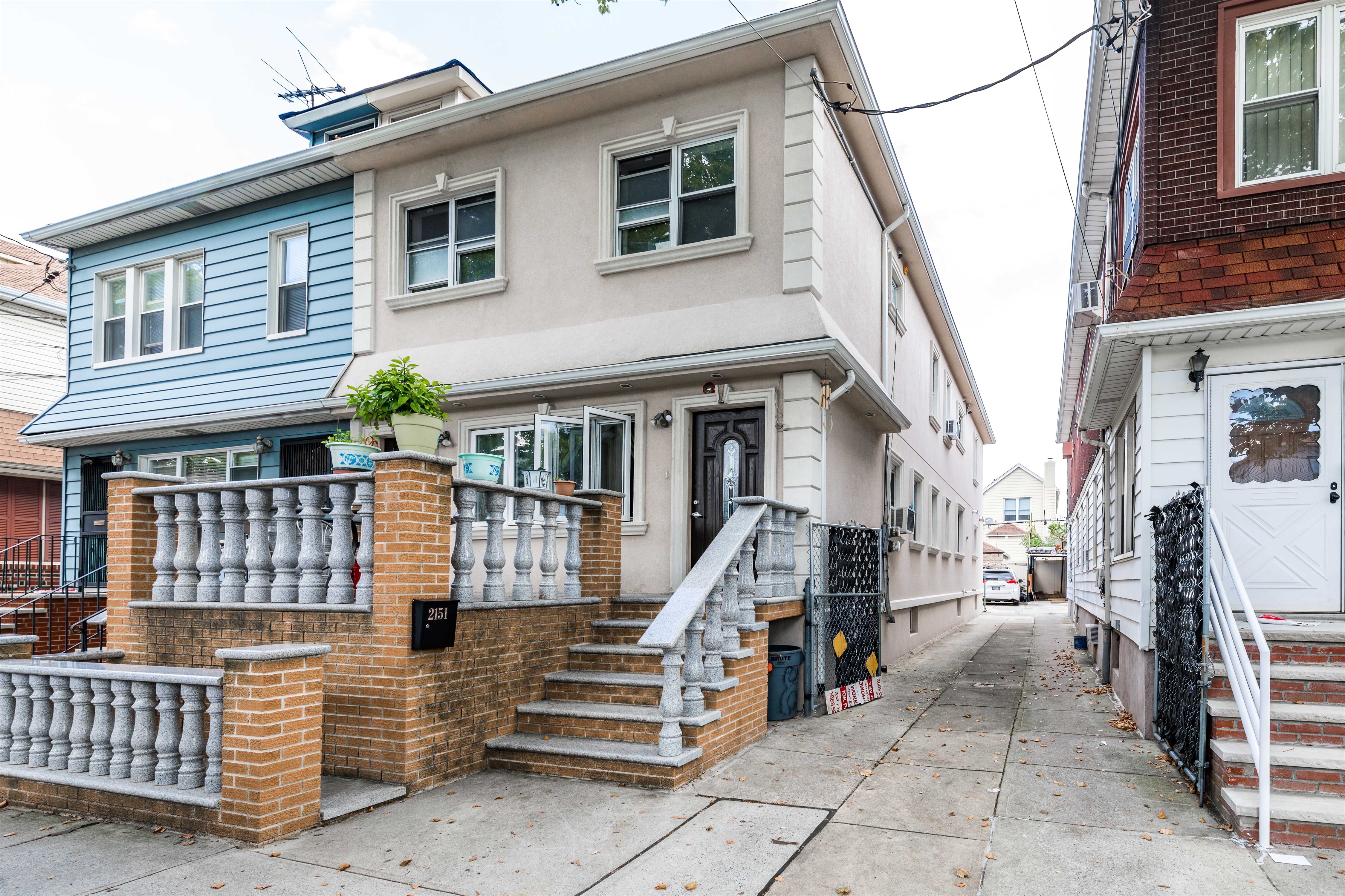 纽约客请注意：新上市布鲁克林双地铁沿线两家庭三层别墅热售中