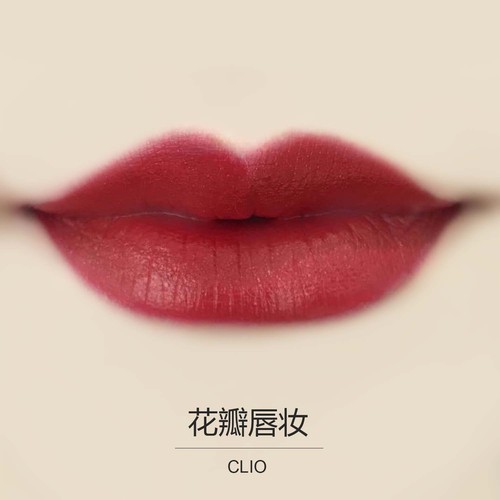唇妝出眾，C位出鏡