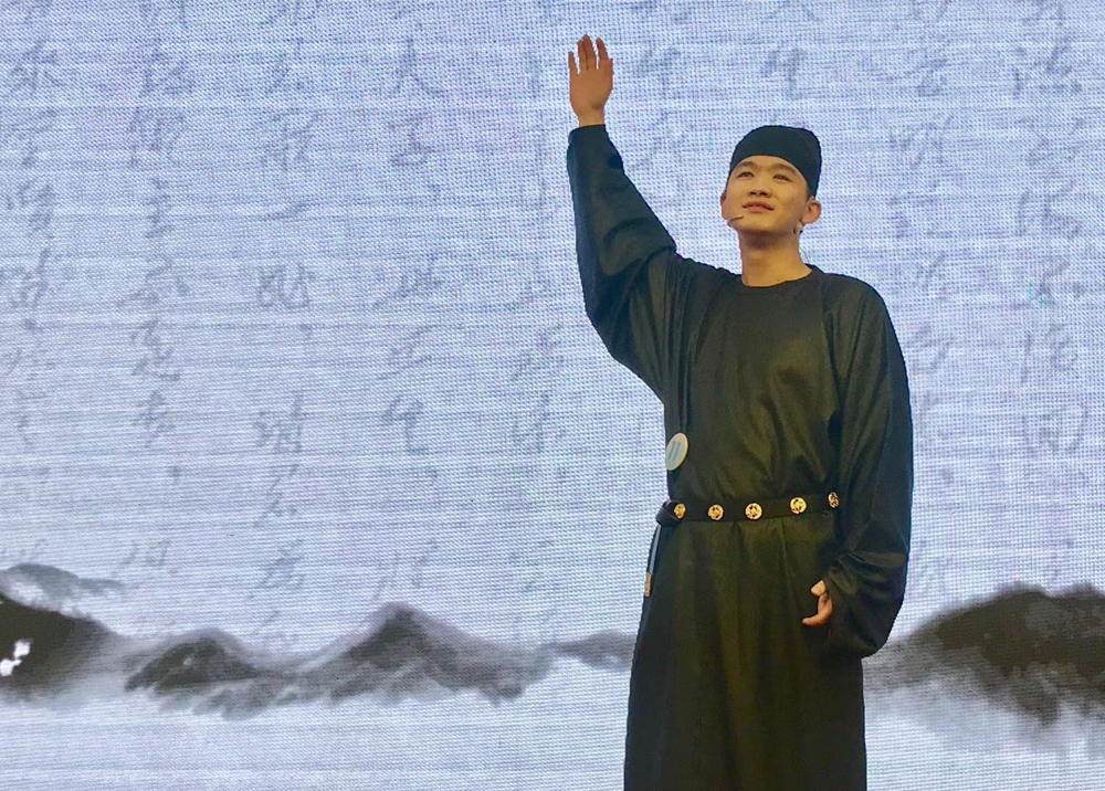 誦經(jīng)典詩(shī)詞，品中華文化
