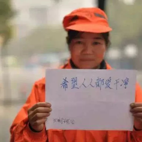 中江小石頭攜手華氏寶貝邀您關愛環衛工人！