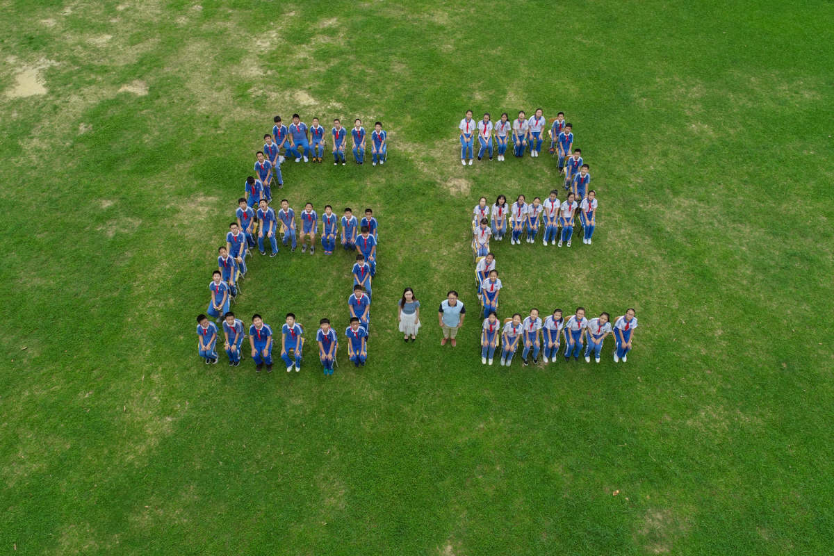 新生学校六年级2班毕业照